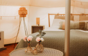 Interieur van de Lotus Belle Tent bij Recreatiepark De Achterste Hoef in Nederland, sfeervol ingericht.