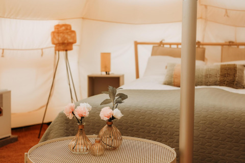 Interno della Lotus Belle Tent al Recreatiepark De Achterste Hoef nei Paesi Bassi, arredamento raffinato.