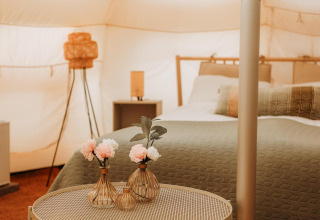 Interno della Lotus Belle Tent al Recreatiepark De Achterste Hoef nei Paesi Bassi, arredamento raffinato.