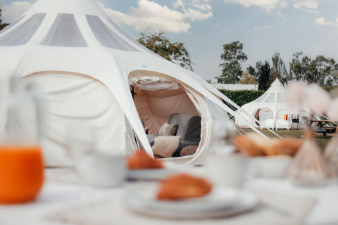 Safari Lotus Belle-tent bij Recreatiepark De Achterste Hoef in Nederland met gezellige zitruimte binnen.
