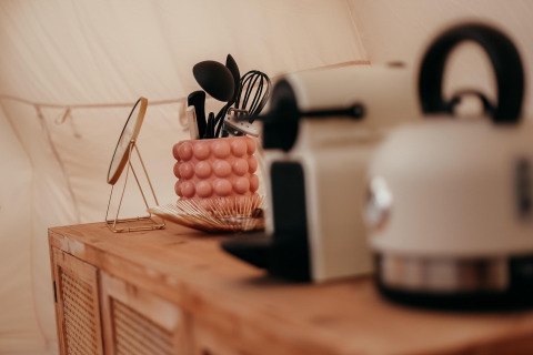 Angolo cucina nella tenda Lotus Belle al Recreatiepark De Achterste Hoef, Paesi Bassi, con bollitore.