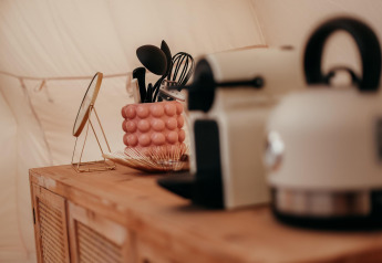 Angolo cucina nella tenda Lotus Belle al Recreatiepark De Achterste Hoef, Paesi Bassi, con bollitore.