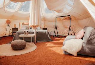 Interior de una tienda tipo safari Lotus Belle en Recreatiepark De Achterste Hoef, Países Bajos, decoración acogedora.