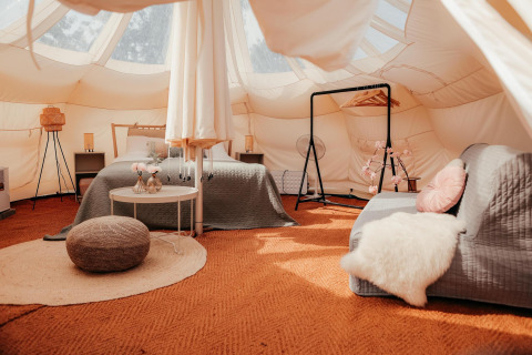 Interno della tenda safari Lotus Belle al Recreatiepark De Achterste Hoef nei Paesi Bassi, ben arredata.