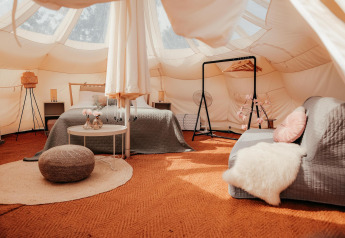 Intérieur d'une tente safari Lotus Belle au Recreatiepark De Achterste Hoef, Pays-Bas, décoration confortable.