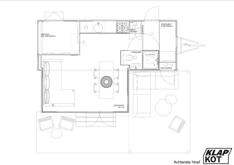 Plano de una cabaña con dormitorio, cocina, baño, sala de estar y terraza amueblada visible.