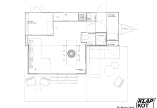 Plano de una cabaña con dormitorio, cocina, baño, sala de estar y terraza amueblada visible.