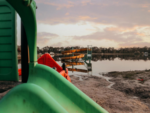 Vista de toboganes y botes de remo junto al lago en la cabaña Klapkot, Recreatiepark De Achterste Hoef, Países Bajos.