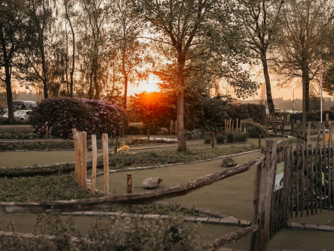 Sonnenuntergang über dem Minigolfplatz bei der Klapkot-Hütte im Recreatiepark De Achterste Hoef, Niederlande.