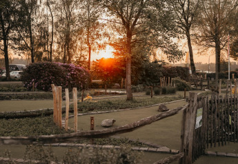 Solnedgang over minigolfbanen ved Klapkot-hytten i Recreatiepark De Achterste Hoef, Holland.