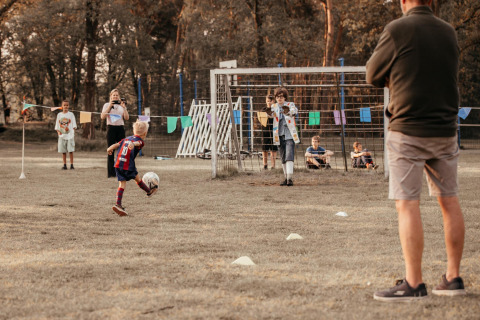 Un niño patea un balón hacia la portería en la cabaña Klapkot, mascotas permitidas, Recreatiepark De Achterste Hoef.