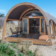 Moderne Waterlodge ved Recreatiepark De Achterste Hoef, Nederlandene, omgivet af sand og klitter.