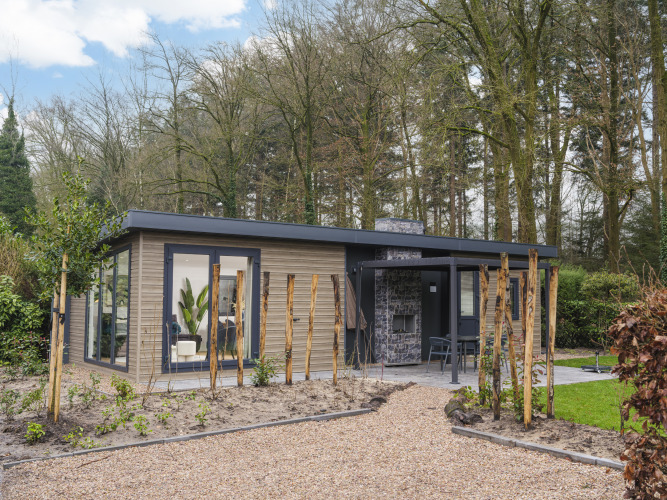 Moderne Lodge Zypendaal Comfort im Veluwepark de Bosgraaf, Niederlande, mit Waldkulisse und Garten.