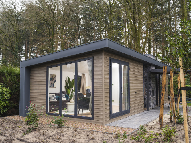 Moderna cabaña Zypendaal Comfort en Veluwepark de Bosgraaf, Países Bajos, rodeada de naturaleza y árboles.