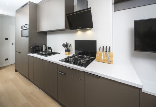 Moderne Küche in einer Zypendaal Comfort Lodge im Veluwepark de Bosgraaf, Niederlande.