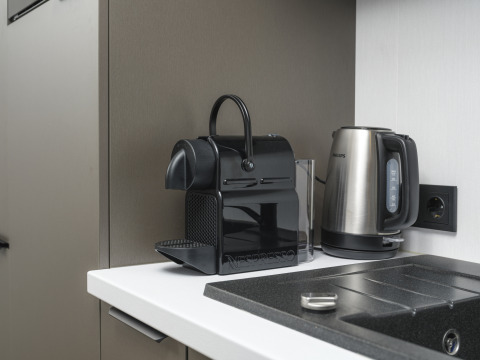 Macchina da caffè e bollitore su piano cucina nella Zypendaal Comfort lodge, Veluwepark de Bosgraaf, Paesi Bassi.