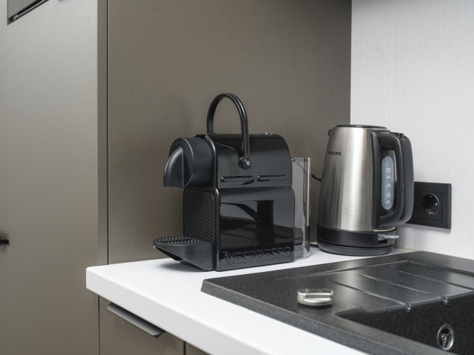 Cafetera y hervidor sobre encimera en la Zypendaal Comfort lodge, Veluwepark de Bosgraaf, Países Bajos.