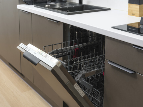 Lave-vaisselle avec porte ouverte dans une cuisine moderne à Zypendaal Comfort, Veluwepark de Bosgraaf, Pays-Bas.