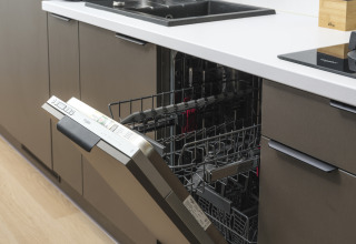 Vaatwasser met open deur in moderne keuken in Zypendaal Comfort, Veluwepark de Bosgraaf, Nederland.