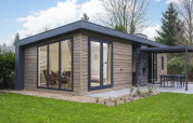 Moderne Lodge Zypendaal im Veluwepark de Bosgraaf, Niederlande, mit großen Fenstern und Außensitzbereich.