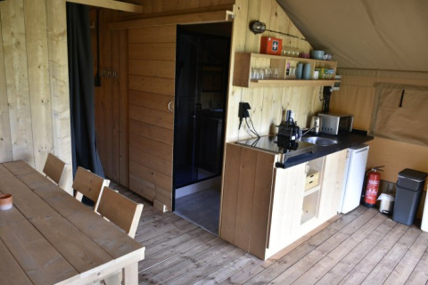 Gezellige keuken en eethoek in een accommodatie van Mooirust vakantiepark in Utrecht, Nederland.