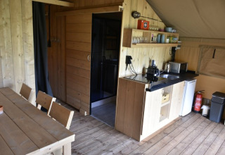 Indretning af et hyggeligt sommerhuskøkken og spiseplads i Mooirust feriepark, Utrecht, Holland.