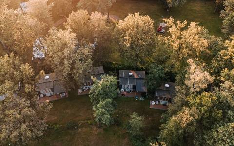 Vista aérea de cabañas entre árboles en Recreatiepark De Achterste Hoef, Brabante Septentrional, Países Bajos.