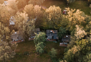 Vista aerea di bungalow tra gli alberi al Recreatiepark De Achterste Hoef, Brabante Settentrionale, Paesi Bassi.