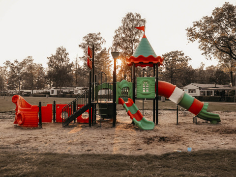 Parque infantil al atardecer en Recreatiepark De Achterste Hoef, complejo vacacional en Brabante Septentrional.