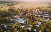 Luftfoto af Recreatiepark De Achterste Hoef, et feriested i det grønne North-Brabant, Holland.