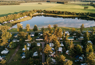 Luftfoto af feriepark De Achterste Hoef ved sø i grønne omgivelser i Nord-Brabant, Holland.
