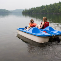 Dos personas con chalecos salvavidas navegan en una bici acuática en un lago cerca de Bladel, Brabante Septentrional, Países Bajos.
