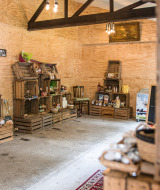 Rustikt indrettet butik på Feather Down Botterheerd feriepark i Groningen, Holland med lokale varer.