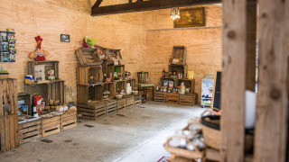 Tienda rústica en Feather Down Botterheerd, parque vacacional en Groningen, Países Bajos, con productos locales.