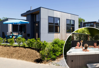 Moderne Z Module Wellness lodge bij Résidence Valkenburg, Nederland, met patio en familie in bubbelbad.