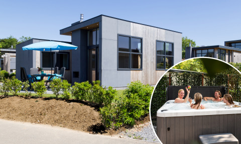 Lodge Z Module Wellness moderno en Résidence Valkenburg, Países Bajos, con terraza y familia en jacuzzi.