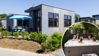 Modern Z Module Wellness lodge at Résidence Valkenburg, Netherlands, featuring patio and family in hot tub.