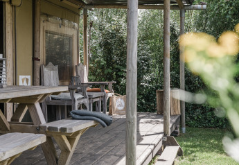 Véranda en bois avec sièges rustiques à Beach Lodge Luxury, Duynpark Het Zwanenwater, Pays-Bas.