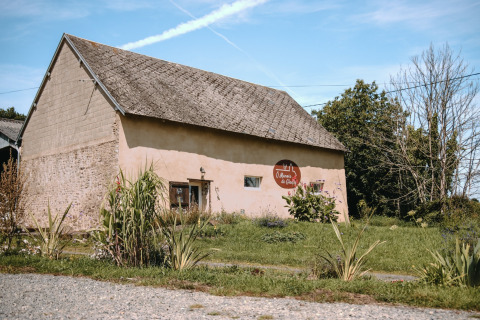 Een landelijk huis met hellend dak bij Feather Down Ô manoir de Glams vakantiepark in Normandië, Frankrijk.