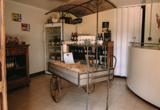 Un rincón rústico de tienda en Feather Down Ô manoir de Glams con huevos, bebidas y productos locales.