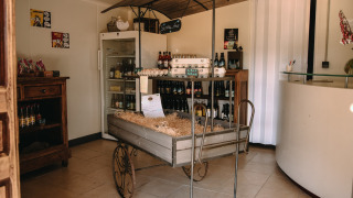 Un rincón rústico de tienda en Feather Down Ô manoir de Glams con huevos, bebidas y productos locales.