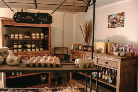 Ländlicher Hofladen mit Eiern, Marmelade und hausgemachten Produkten im Feather Down Ô manoir de Glams.