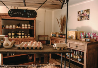 Landelijke hoevewinkel met verse eitjes en lokale producten bij Feather Down Ô manoir de Glams.