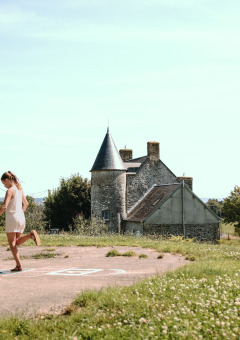 Mujer juega al aire libre en Feather Down Ô manoir de Glams, un parque vacacional en Normandía, Francia.