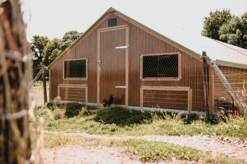 Foto eines Hühnerstalls im Feather Down Ô manoir de Glams Ferienpark in der Normandie, Frankreich.