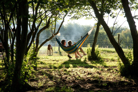 Zwei Menschen entspannen in einer Hängematte auf der BoerenBed Sunninglye Farm in Ostengland.
