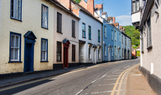 Rue pittoresque avec maisons mitoyennes colorées près de Colchester, à l'est de l'Angleterre, Royaume-Uni.