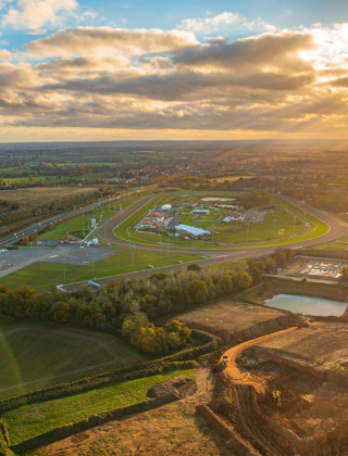 Vue aérienne des environs ruraux de Colchester, dans l'Est de l'Angleterre, au coucher du soleil.