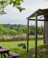 Vista del campo en Feather Down Billingsmoor Farm, un parque vacacional en el suroeste de Inglaterra, Reino Unido.