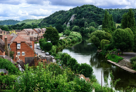 Vista del río, casas de ladrillo rojo y vegetación cerca de Gloucester, en el suroeste de Inglaterra, Reino Unido.
